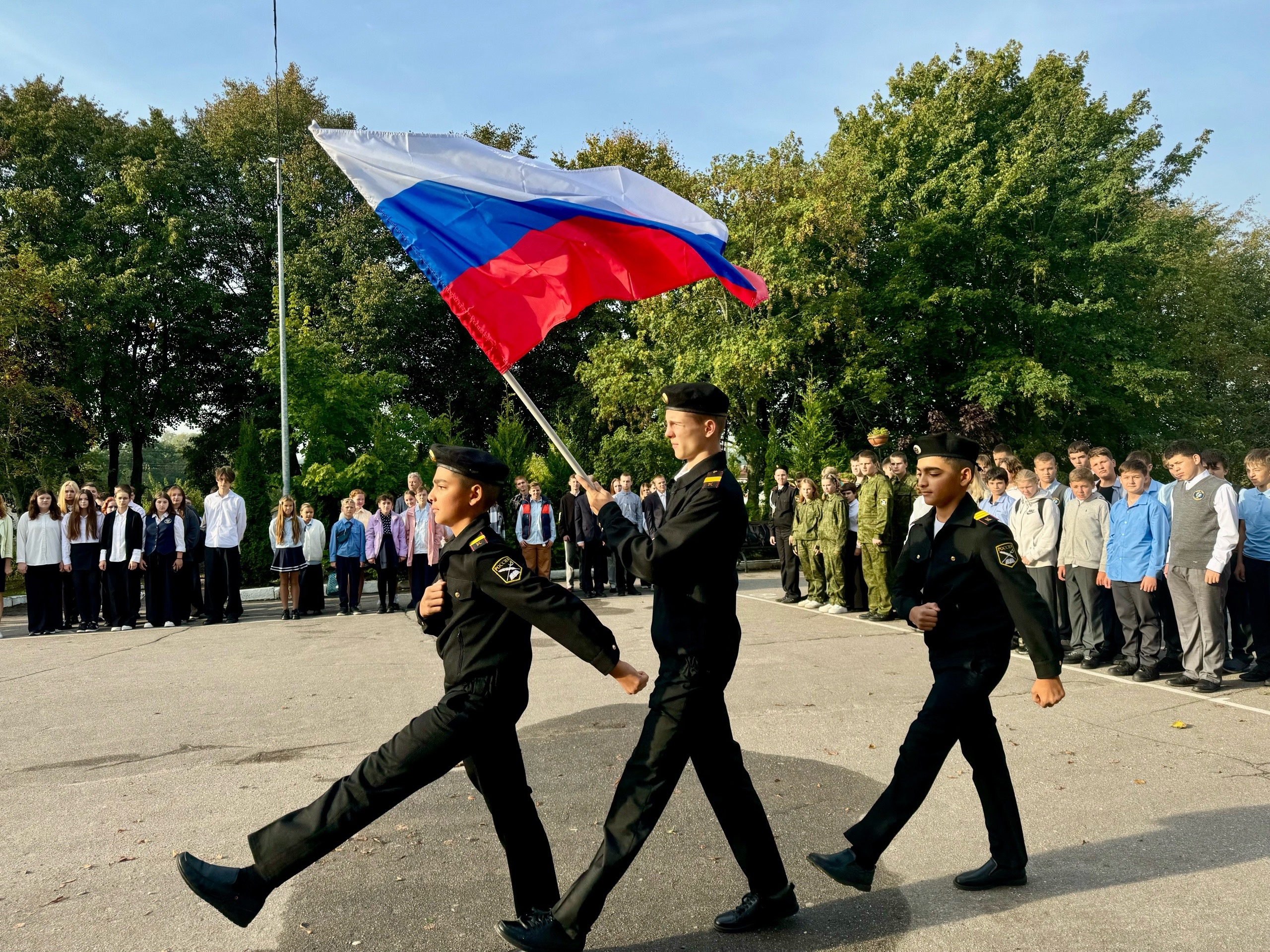 Новая учебная неделя началась с торжественного исполнения гимна Российской Федерации и поднятия флага.