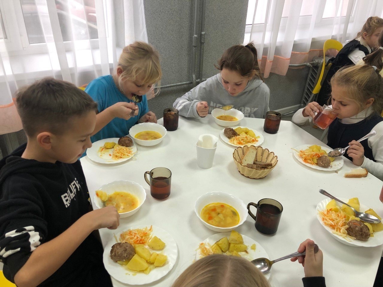 «Спасибо нашим поварам за то, что вкусно варят нам!».