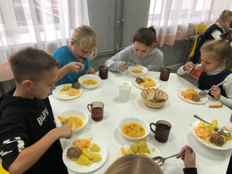 «Спасибо нашим поварам за то, что вкусно варят нам!».